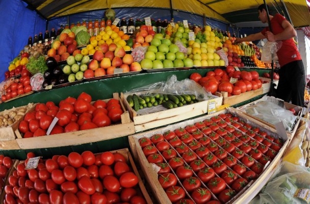 Befolkningsstudier visar att mellan 10-20 procent av alla vuxna i västvärlden lider av C-vitaminbrist. Livsmedel rika på C-vitamin är frukt, grönsaker och bär. (Foto: AFP/Natalia Kolesnikova)