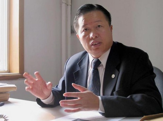 Människorättsadvokaten Gao Zhisheng på sitt kontor i Beijing i november 2005. Foto: Verna Yu /AFP/ Getty Images
