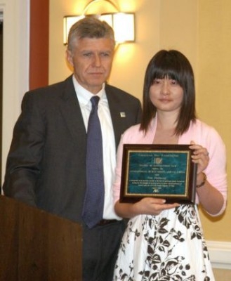 Gao Zhishengs 17-åriga dotter Grace tog emot International Human Rights Lawyer Award för hans räkning vid ett evenemang i San Francisco på fredagen den 6 augusti. (Foto: Huang Yiyan / Epoch Times)