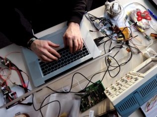En medlem av Chaos Computer Club (CCC) arbetar med sin dator vid ett CCC-kontor i Berlin. Den tyska hackerorganisationen säger sig ha knäckt spionprogram som påstås ha använts av tyska myndigheter. Trojanen har funktioner som går långt bortom vad som är tillåtet enligt tysk lag. (Foto: Tim Brakemeier/AFP/Getty Images)