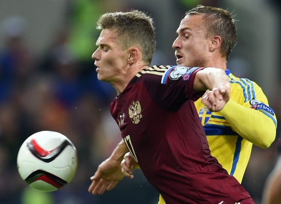 Oleg Shatov utmanas av Pierre Bengtsson under EM-kvalmatchen mellan Ryssland och Sverige lördagen 5 september 2015 i Moskva. Foto: Epsilon/ Getty Images