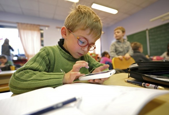 I Västra Götaland kommer barn få bidrag för glasögon även efter skolstart. (Foto: Philippe Huguen/AFP)