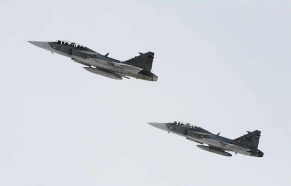 Två Saab Gripen-plan över Falun. Försvarsminister Peter Hultqvist utlovar nu ökad öppenhet kring kränkningar av svenskt territorium. Foto: Jonathan Nackstrand /AFP/Getty Images