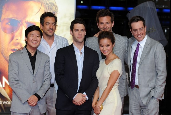 Från vänster poserar den amerikanske skådespelaren Ken Jeong, regissör Todd Phillips, skådespelarna Justin Bartha, Jamie Chung, Bradley Cooper ochr Ed Helms for fotograferna när de anländer till filmpremiären av "Hangover part 2" i Berlin den 25 maj 2011. (Foto: AFP/Joerg Carstensen) 