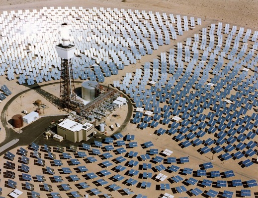Bilden visar en solenergianläggning i USA med reflekterande paneler som sänder ljus till tornet i centrum. En liknande anläggning kommer att byggas i Mildura nära Victoria i Australien som kommer att bli världens största solenergianläggning. Man avser att bygga världens största projekt med elalstringsapparatur genom att använda speglar som koncentrerar solstrålar på kraftverket. Det har inga utsläpp och energin som kommer från kraftverket kan gå till det inhemska nätet. (Foto: AFP/Solar systems/Ho)