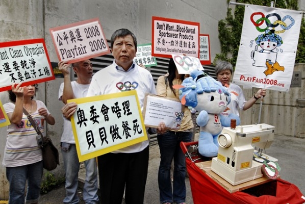 Demonstrationen visar 2008 års Pekingolympiads maskot som gjorts till en utnyttjad arbetare. Aktionen framför Olympic House i Hongkong, den 11 juni kom till efter rapporter om påstått utnyttjande av omfattande barnarbete för att tillverka prylar inför det olympiska spelet. (Foto: AFP/Philippe Lopez)
