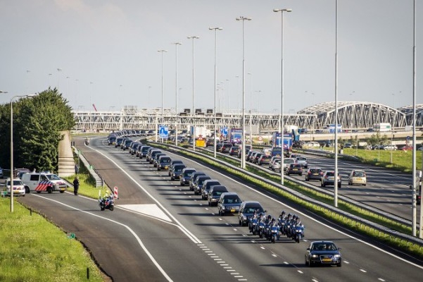 En konvoj av begravningsbilar kör kvarlevorna av offren efter kraschen av Malaysia Airlines flyg MH17 från en flygbas i Eindhoven till Hilversum, Nederländerna den 24 juli, på väg genom Waardenburg. EU förbereder sig för att utöka sanktionerna mot Ryssland. (Foto: Remko de Waal / AFP / Getty Images)