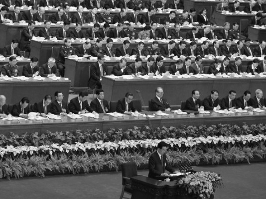 Hu Jintao, dåvarande Kinesiska kommunistpartiets generalsekreterare, talar vid öppningen av kommunistpartiets kongress i folkets stora sal den 8 november 2012 i Peking. (Foto: Feng Li/Getty Images)
