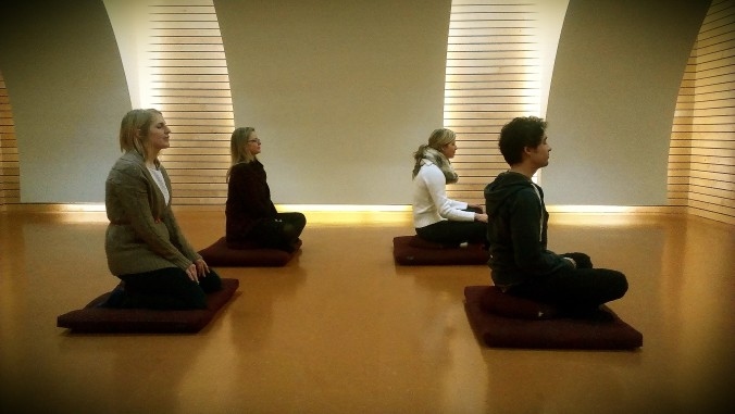 The Center for Investigating Healthy Minds på Waisman Center vid Wisconsin–Madison Universitetet visar upp ett meditationsrum och ett laboratorium för hjärnskanning. Forskarna genomför ”rigorös vetenskaplig forskning om sunda egenskaper som vänlighet, barmhärtighet, att kunna förlåta och sinnesnärvaro”. (Foto: Center for Investigating Healthy Minds at the Waisman Center of UW–Madison)