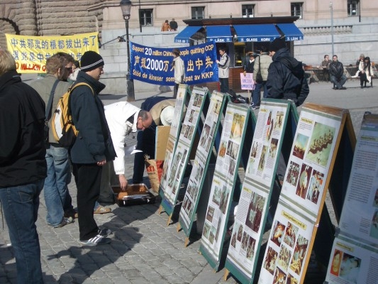 Många stockholmare fick tillfälle stt se utställningen om kommunistpartiets brott på Mynttorget. (Foton: Tony Lingefors)

