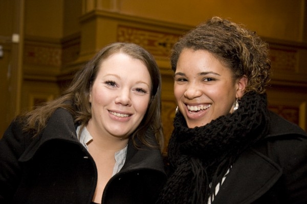 Väninnorna Sofia Ryderstedt och Karina Ogunnaike såg Shen Yun på Cirkus. (Foto: Epoch Times)