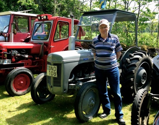 Bertil Hansson framför sin Grålle. (Foto: Susanne Willgren, Epoch Times)
