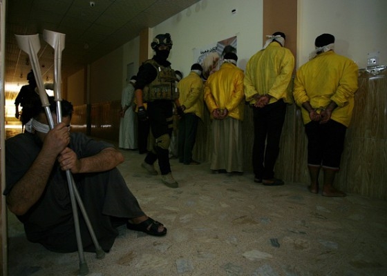 Irakiska specialstyrkor griper misstänkta IS-medlemmar i Najaf, Irak, 22 juli 2015. Allt fler IS-avhoppare berättar nu om sina skäl för att hoppa av rörelsen. Foto: Haidar Hamdani /AFP/Getty Images)
