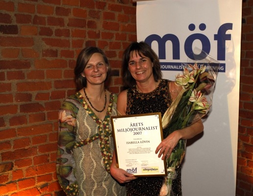 Isabella Lövin, till höger, uppvaktas av Cecilia Bertilsson från Miljöjournalisternas förening. (Foto: David Dahmén)