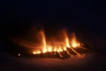 Lava sprutar från ett berg den 21 mars i ett området intill glaciären Eyjafjallajoekull på Island. (Foto: Ragnar Axelsson / AFP / Getty Images)

