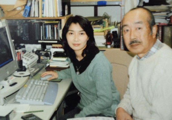 Den här bilden som togs runt 1998 och släpptes den 21 augusti 2012 av familjen Yamamoto i deras hem i Tsuru, Yamanashi Prefecture, visar den japanska kvinnliga reportern Mika Yamamoto (till vänster) och hennes far Koji Yamamoto (till höger). Yamamoto dödades 2012 i en skottlossning i den konfliktdrabbade norra syriska staden Aleppo, enligt Japans utrikesdepartement den 21 augusti. (Foto: Jiji Press / AFP / Getty Images)