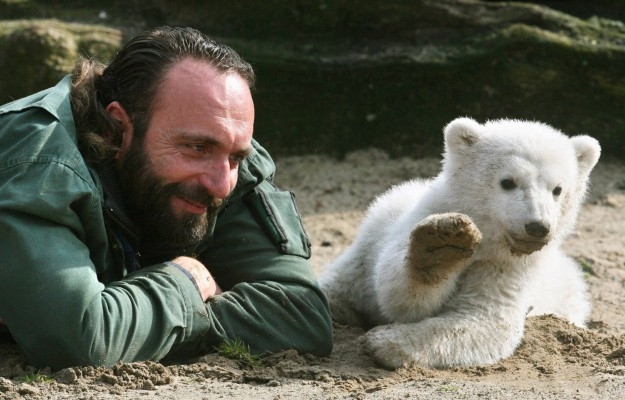 Thomas Dörfelin ser ömt på sin skyddsling, den tre månader gamla Knut, den 23 mars 2007. Knut vistades då ute för första gången i Berlins djurpark. (Foto: Johan Mac Dougall/AFP)
