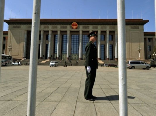 En polisman har vakttjänst i Peking. (Foto: Mark Ralston / AFP/ Getty Images) 