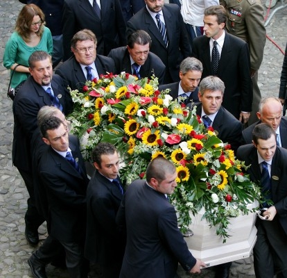 Luciano Pavarottis änka Nicoletta Mantovani (vä, överst), promenerar efter kistan som bärs ut från kyrkan  "Duomo di Modena",  den 8 september 2007 i Pavarottis hemstad Modena. (Foto: Andreas Solaro/AFP)
