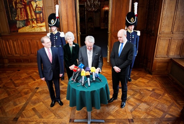 Riksdagens talman Per Westerberg (från v. till h.), överhovmästarinnan Alice Trolle-Wachtmeister och statsministern Fredrik Reinfeldt lyssnar på riksmarskalken Svante Lindqvist när han meddelar namnet och titeln på den nyfödda prinsessan den 24 februari 2012. Prinsessan heter Estelle Silvia Ewa Mary, meddelade kung Carl Gustaf till konseljen. (Foto: AFP/Jonathan Nackstrand)