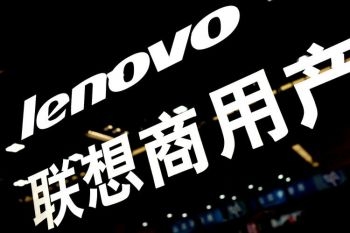 En man går förbi en reklam för datortillverkaren Lenovo i Hongkong, 14 augusti 2014. (Dale de la Rey/AFP/Getty Images)