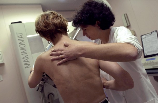 Många bröstcancerfall upptäcks vid en mammografiundersökning. I Sverige uppmanar man också kvinnor till självundersökning av brösten en gång i månaden, något som nu ifrågasatts av dansk läkare. (Foto: Mychele Daniau/AFP)
