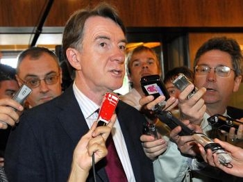 EU:s handelskommissionär Peter Mandelson har försökt att forma ett handelsavtal tillsammans med Kanadas handelsminister Michael Fortier. (Foto: Fabrice Coffrini/AFP/Getty Images)