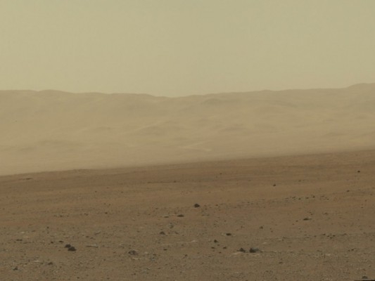 Färgbild från Nasas obemannade landfarkost Curiosity Rover visar en del av väggen till kratern Gale, den plats på Mars där farkosten landade den 5 augusti 2012. (Credit: NASA/JPL-Caltech/MSSS)
