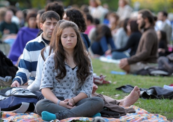 Stress och högt blodtryck är ett par av de kända riskfaktorerna bakom uppkomsten av stroke. Meditation har visat sig ha mycket god effekt när det gäller att sänka blodtrycket. Bilden visar en mediterande flicka i USA.(Foto: AFP/Alejandro Pagni)