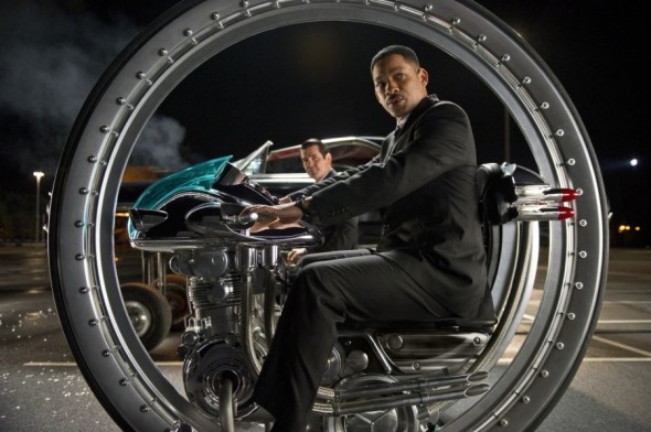Will Smith (t.h) och Josh Brolin i science-fiction-komedi 'Men In Black 3,' en film om en tidsresande agent som ändrar på framtiden.(Foto: Wilson Webb/ Columbia Pictures Industries, Inc.)