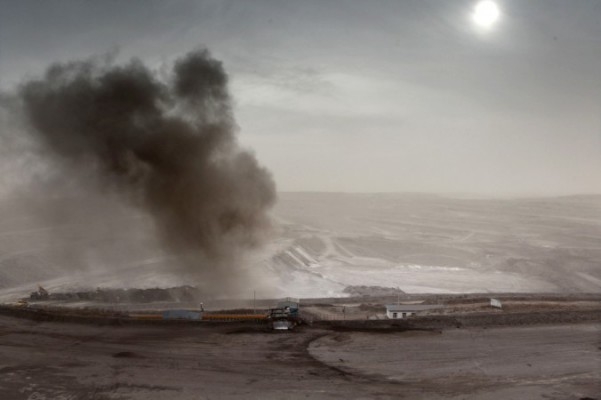 Lastbilar vid en kolgruva i Huo Lin Guo Le i den kinesiska regionen Inre Mongoliet, 10 november 2010. Den kinesiska kolonisationen av Mongoliet för att komma över områdets naturresurser orsakar människorättskränkningar, när betesmark konfiskeras illegalt, enligt en mongolisk människorättsgrupp