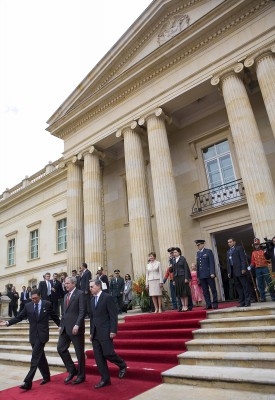 USA:s president George W. Bush och Colombias president Alvaro Uribe vid en officiell välkomstceremoni den 11 mars 2007. Ceremonin ägde rum vid presidentpalatset Casa de Nariño i Bogota, Colombia. (Foto: AFP / Mandel Ngan)