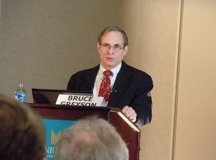Bruce Greyson, medicine doktor och chef på Division of Perceptual Studies vid University of Virginia i USA, tror att vi kan få reda på mer om nära döden-upplevelser från deras eftereffekter. (Foto: Stephanie Lam/The Epoch Times)