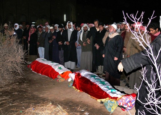 IRAK, Awja: Irakier ber bredvid kropparna av Saddams halvbror Barzan Ibrahim al-Tikriti och domaren Awad Ahmed al-Bandar den 15 januari 2007 under begravningen i byn Awja utanför Tikrit, 180 kilometer norr om Bagdad. (Foto:AFP/Dia Hamid)