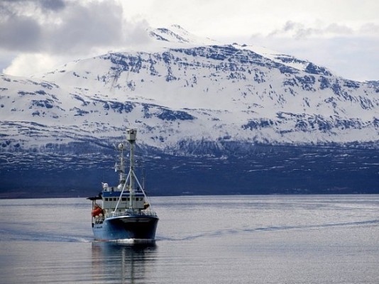 Tromsö universitets forskningsfartyg Lance följer USA:s utrikesminister Hillary Clinton och Norges utrikesminister Jonas Gahr Støres när de tar en fjordtur på det arktiska forskningsfartyget Helmer Hanssen av Tromsö, den 2 juni 2012. (Foto: Saul Loeb / AFP/Gettyimages)