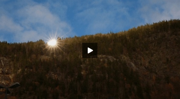 Under vintertid lyser solen med sin frånvaro i en norsk mörk dal, men sedan 30 oktober lyser den upp staden med hjälp av speglar placerade på bergssluttningen. (NTD Television)