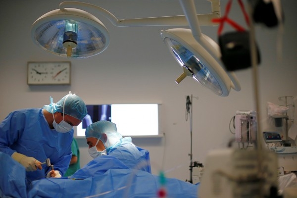 Rökare drabbas av dubbelt så många komplikationer efter operation jämfört med icke-rökare. Nu kräver svenska läkare ett rökstopp inför operationer. (Foto: AFP/Alexander Klein)