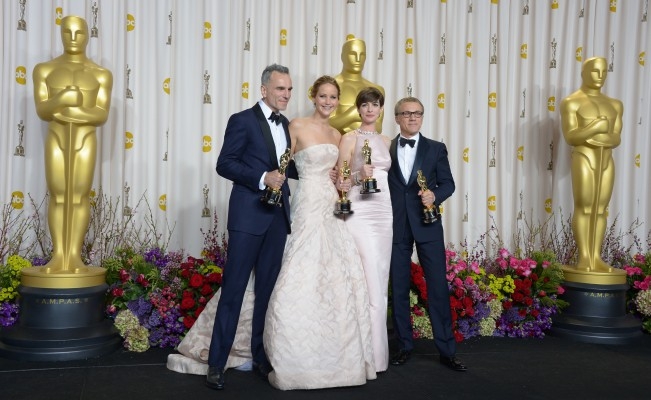 Daniel Day-Lewis som vann en Oscarsstatyett för bästa manliga huvudroll (t.v) poserar tillsammans med Oscarsvinnarna för bästa kvinnliga huvudroll, Jennifer Lawrence, för bästa kvinnliga biroll, Anne Hathaway och för bästa manliga biroll, Christoph Waltz under den 85:e årliga Oscarsgalan i Hollywood. (Foto: AFP/ Joe Klamar)