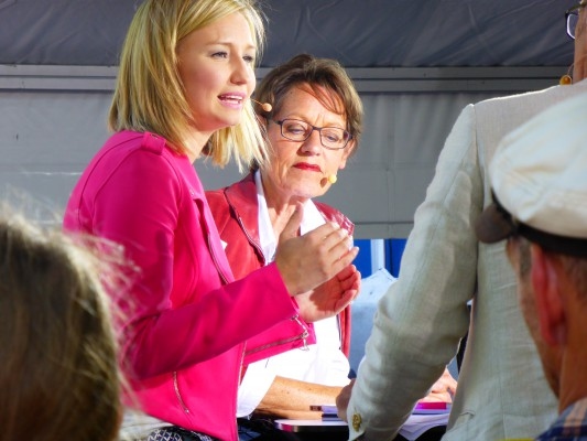 I en debattartikel fick Fi, Feministiskt Intiativ, på pälsen av KD:s Ebba Busch Thor. Hos Tv4Nyheterna Live i Almedalen på måndagen fick hon möta Fi:s partiledare Gudrun Schyman, en dam som kan svara för sig. (Foto: Barbro Plogander / Epoch Times)