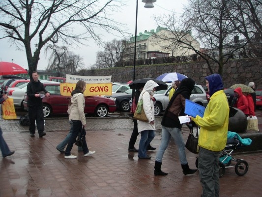 Information om koncentrationslägren i Kina når ut till Kalmarborna, trots vädermakternas blötläggning. (Foto: Magnus Gustafsson/Epoch Times)