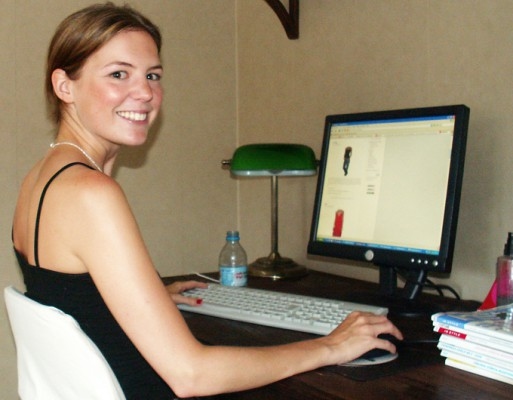 Yrkesbloggande Eleonore Nygårds i Halmstad sätter en ära i att svara snabbt på de frågor hon får till modebloggen Ytligheter. (Foton: Epoch Times/Hans Bengtsson)