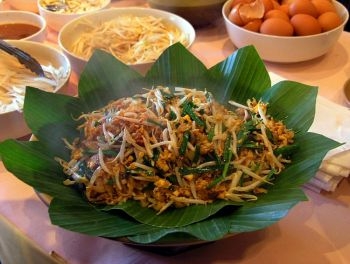 

Nudelmåltid: Pad thai serveras på färska bananblad (Foto: Namo Vernon)
                                                                                            