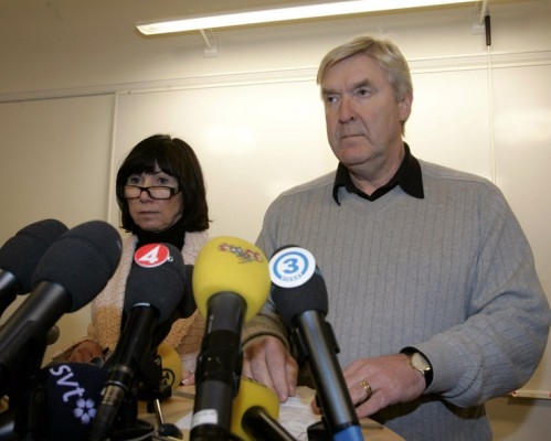Sverige, Stockholm : Åklagare Agneta Blidberg (vänster) och Palmekomissionens chef Stig Edqvist på presskonferens den 21 november 2006 i Stockholm bekräftar att den svenska polisen har mottagit en revolver som möjligen har kopplingar till den tjugo år gamla undersökningen av mordet på statsminister Olof Palme. Dykare på uppdrag av den svenska tidningen Expressen har på måndag hittat ett vapen i en sjö nära Mockfjärd i centrala Sverige och har lämnat vapnet till polisen. Palmeutredarna har identifierat revolvern, känd som ”Mockfjärdsvapen,” som ett möjligt mordvapen eftersom de kemiska egenskaperna av kulorna från 1983 års rån stämde överens med kulorna som dödade Palme tre år senare. (AFP PHOTO / SCANPIX SWEDEN / BERTIL ERICSON)