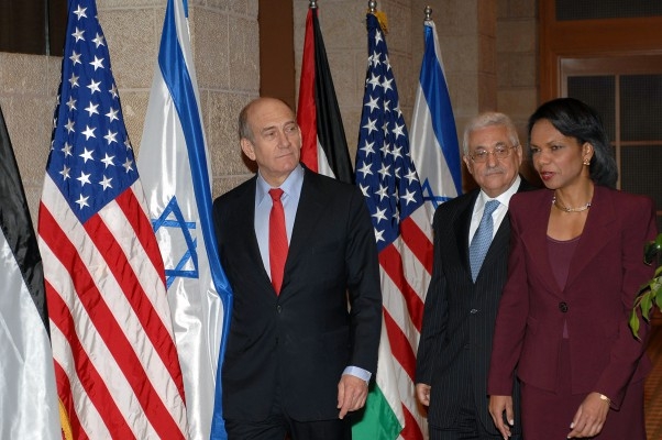 En bild som den israeliska regeringens presstjänst har gjort tillgänglig visar USA:s utrikesminister Condoleezza Rice (H), Palestiniens ledare Mahmud Abbas (M) och Israels premiärminister Ehud Olmert när de anländer till toppmötet i Jerusalem den 19 februari 2007. (Foto: AFP/Ho/Gpo/Amos Ben Gershom)
