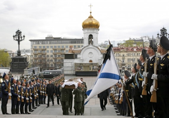 Vakter håller utkik när Boris Jeltsins kropp förs in till en avskedsceremoni i den pampiga Frälsarkatedralen i Moskva den 24 april 2007. Han dog i en hjärtattack, 76 år gammal. (Foto: AFP / STR)
