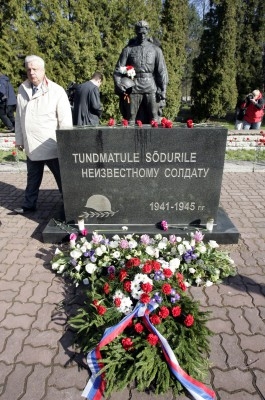 Medlemmar av en delegation från Duma, det ryska underhuset, inspekterar det berömda monumentet som flyttades från centrum av Tallin till en militär kyrkogård. Monumentet är på plats på kyrkogården. (Foto: AFP/Raigo Pajula)
