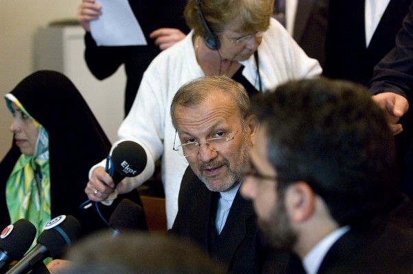 Irans utrikesminister Manouchehr Mottaki var i går på besök i Stockholm. 100-200 exil-iranier protesterade mot besöket och menade att han är en mördare som inte bör välkomnas av regeringen. (Foto: AFP / Leif R Jansson / SCANPIX** SWEDEN OUT **)