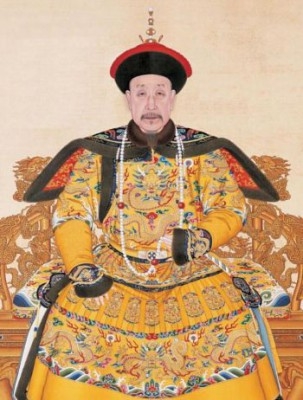 Traditionell kinesisk klädsel: 85-årig Qianlong-kejsare i ceremoniell klädsel. (Foto: Public domain)