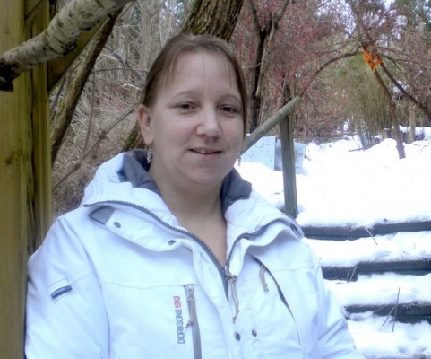 Lena Fäldt, 37, undersköterska, Aneby, Sverige. <p> Jag vet inte om jag har någon livsfilosofi. Det som jag mest ägnar mig åt är att vara i naturen och att vara med mina hundar. Det finns ingenting som går upp mot att packa en ryggsäck med lunch och att ta med hundarna ut på en långpromenad i skogen. Jag tycker också om att jobba med växter och blommor i krukor, plantera nya och så vidare. Jag älskar trädgården.
