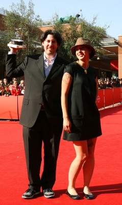 Den kanadensiske regissören Jason Reitman tillsammans med manusförfattaren Diablo Cody på röda mattan i Rom den 27 october 2007 för presentation av filmen "Juno". (Foto:AFP/ Alberto Pizzoli)